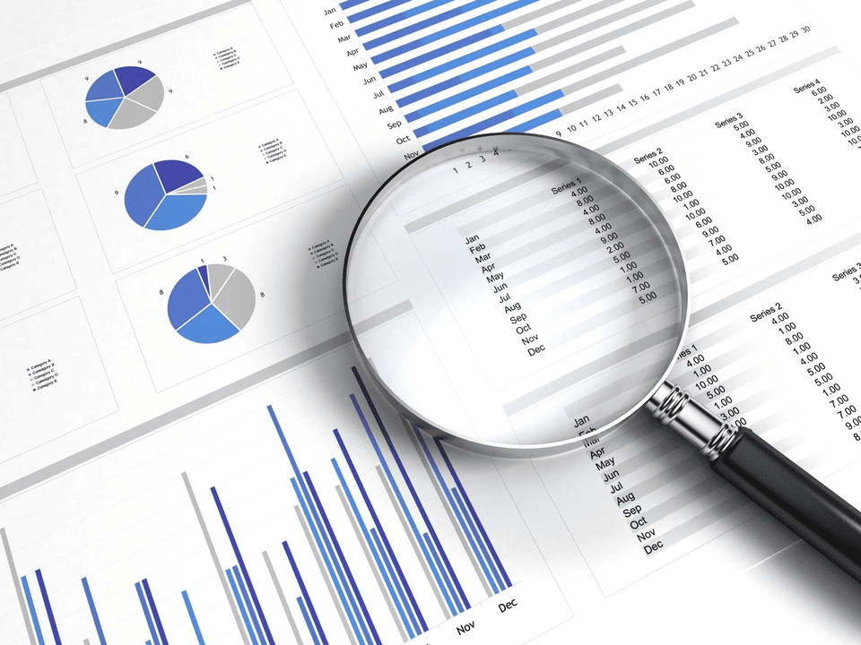 Consultor analisando gráficos financeiros